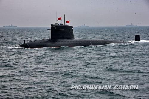 4月23日中午，慶祝中國人民解放軍海軍成立60周年海上大閱兵在青島附近黃海海域舉行。備受外界關注的潛艇編隊亮相閱兵式，成為焦點。