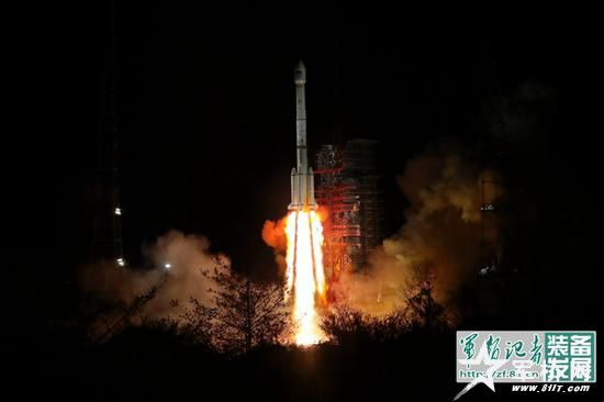 長征三號乙運載火箭騰空而起。梁珂巖 攝