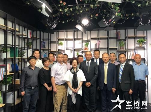  參加本次揭幕儀式的相關領導合影 